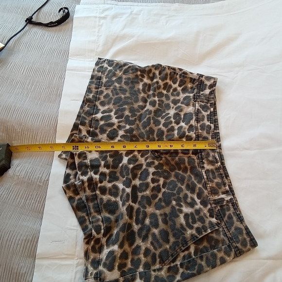 Soho Leopard Print Shorts - Women's Size 8 - Picture 8 of 11